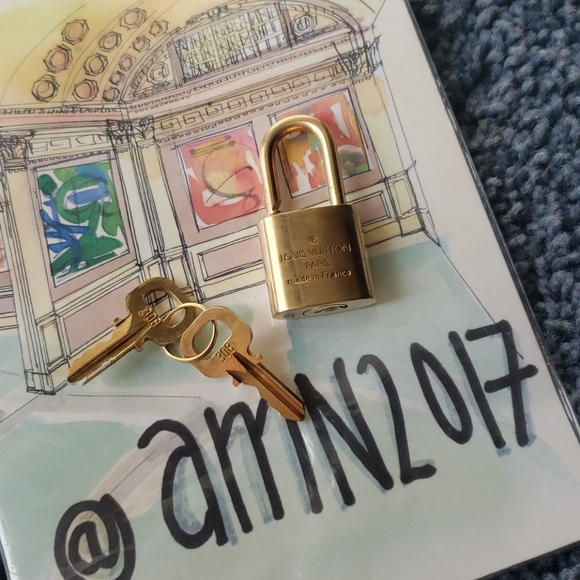Louis Vuitton Lock & 2 Keys - LV Padlock - Picture 2 of 7